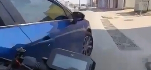 Otomobille çarpışıp elektrik panosuna savrulan motosikletin sürücüsü yaralandı