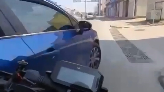 Otomobille çarpışıp elektrik panosuna savrulan motosikletin sürücüsü yaralandı