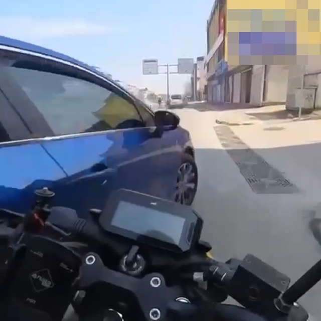 Otomobille çarpışıp elektrik panosuna savrulan motosikletin sürücüsü yarala...