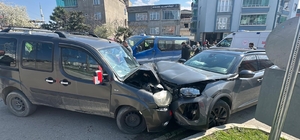 Hafif ticari araç ile SUV tipi araç kafa kafaya çarpıştı: 4 yaralı
