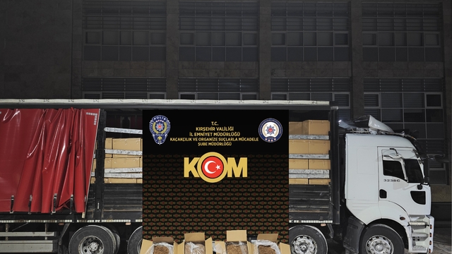 Kırşehir'de durdurulan kamyonda 5,5 ton kaçak tütün ele geçirildi
