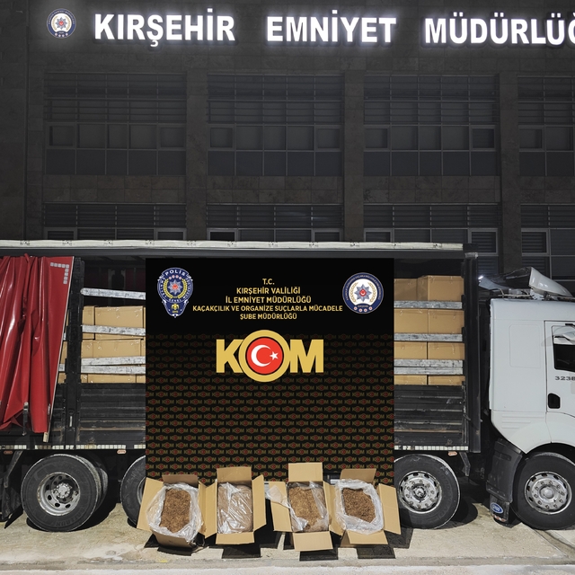 Kırşehir'de durdurulan kamyonda 5,5 ton kaçak tütün ele geçirildi