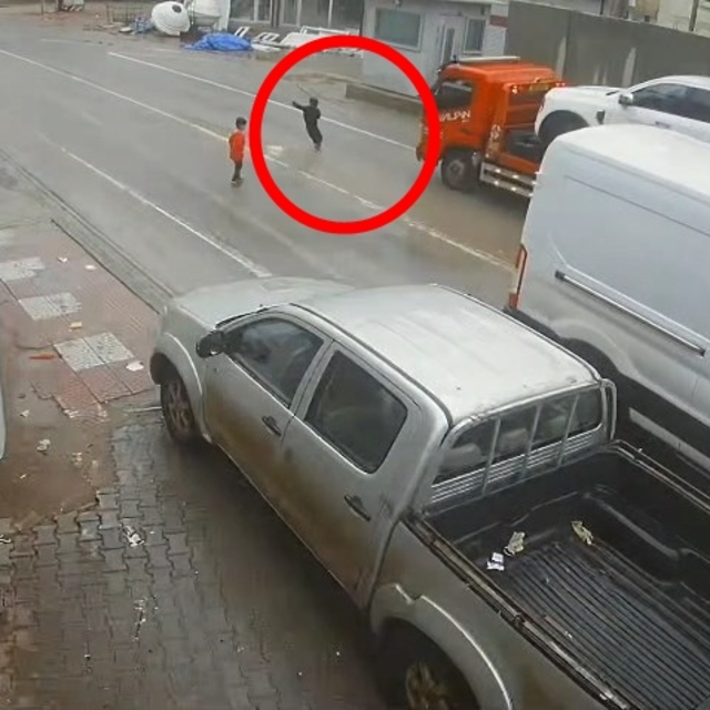 Yola fırlayan çocuk kazadan son anda kurtuldu