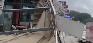 Denizli’de çatılar uçtu, ağaçlar araçların üzerine devrildi, insanlar yürüyemedi