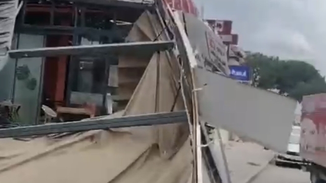 Denizli'de  çatılar uçtu, ağaçlar araçların üzerine devrildi, insanlar yürüyemedi