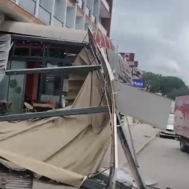 Denizli'de  çatılar uçtu, ağaçlar araçların üzerine devrildi, insanlar yürü...