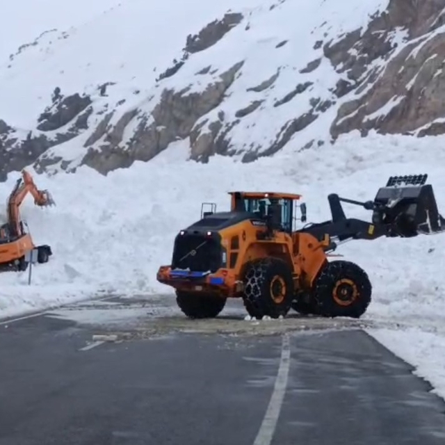 Van-Hakkari karayolunda çığ: Çok sayıda araç mahsur kaldı