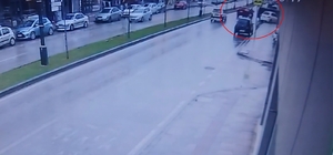 Otomobille çarpışan motosikletin sürücüsü yaralandı; kaza kamerada