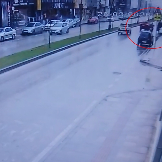 Otomobille çarpışan motosikletin sürücüsü yaralandı; kaza kamerada