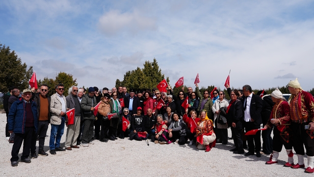 Torosların zirvesinde 106 yıl sonra milli mücadele ruhuyla yürüdüler
Al yazmasıyla Fadime Doğan'ın okuduğu Cumhuriyet şiiri büyük beğeni aldı