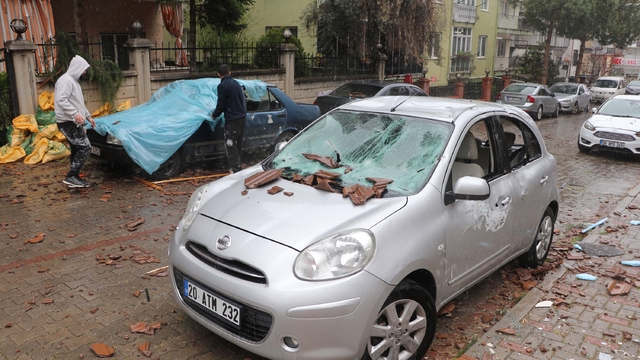 Denizli'de kuvvetli rüzgar; ağaçlar devrildi, çatılar uçtu