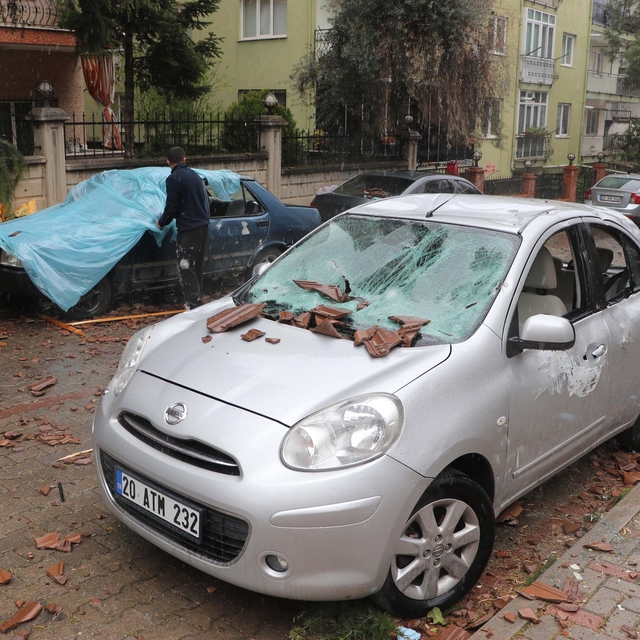 Denizli'de kuvvetli rüzgar; ağaçlar devrildi, çatılar uçtu