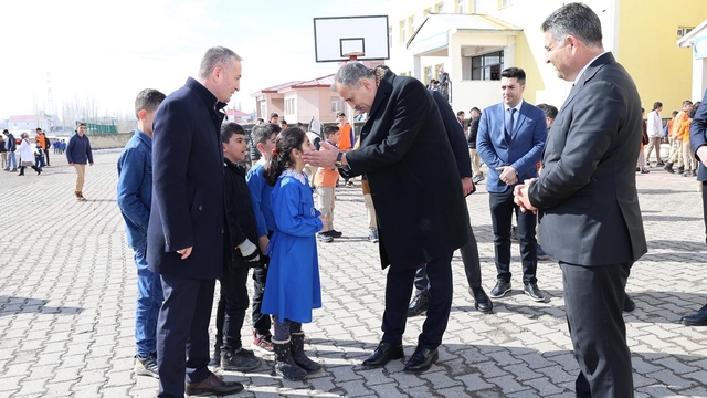 Ağrı Valisi Bozkurt, okullarda incelemelerde bulundu