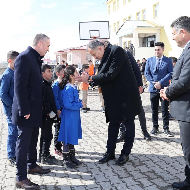 Ağrı Valisi Bozkurt, okullarda incelemelerde bulundu