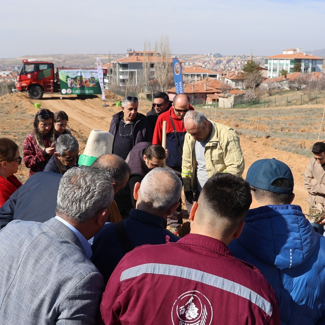 Çanakkale şehitleri için 438 fidan toprakla buluştu
