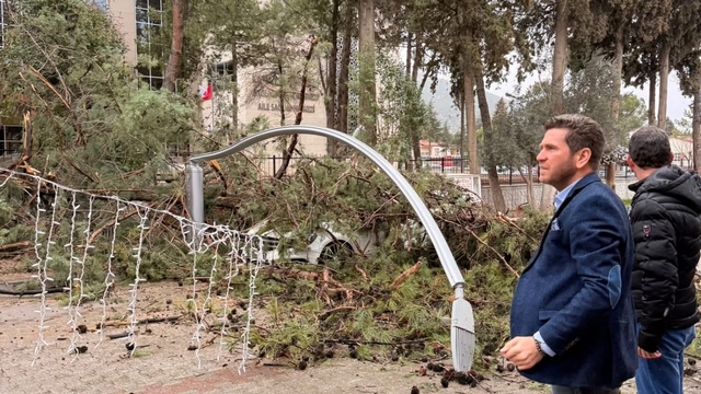 Fırtına Tavas'ta hayatı felç etti