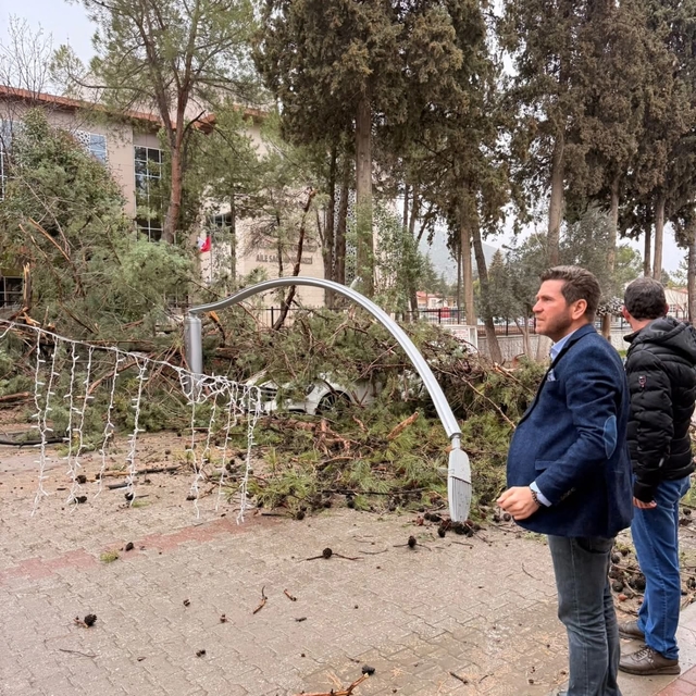 Fırtına Tavas'ta hayatı felç etti