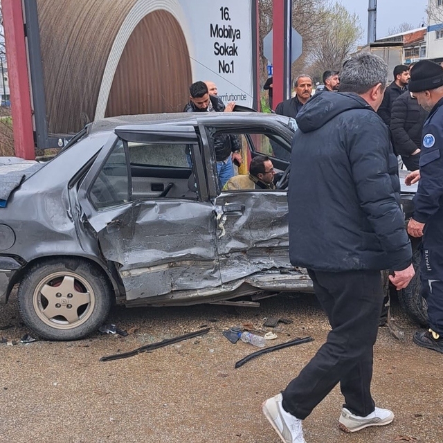 2 aracın karıştığı kazada 4'ü çocuk 9 kişi yaralandı