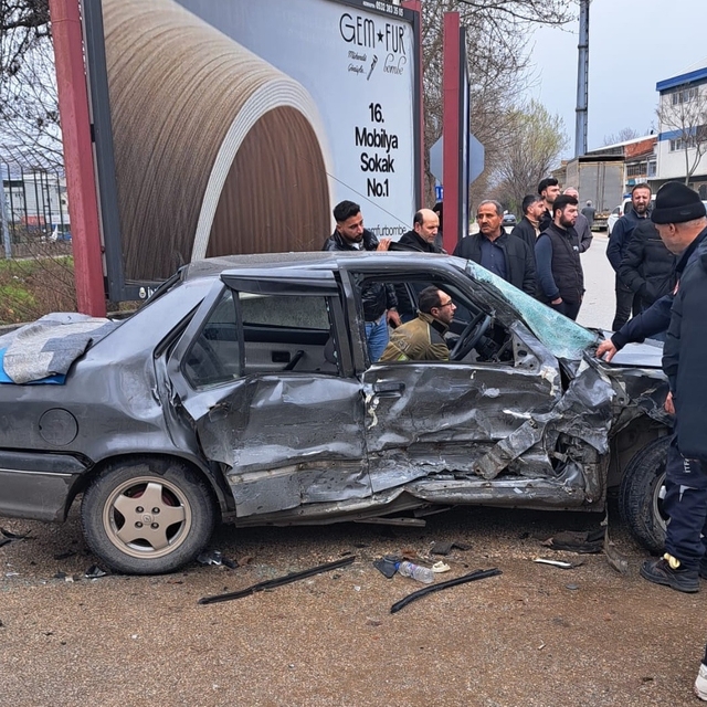 Kamyonet ile otomobil çarpıştı; 2'si bebek 9 yaralı