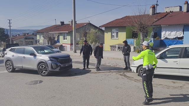 Karabük'te otomobil ile SUV tipi aracın çarpıştığı kazada 3 kişi yaralandı