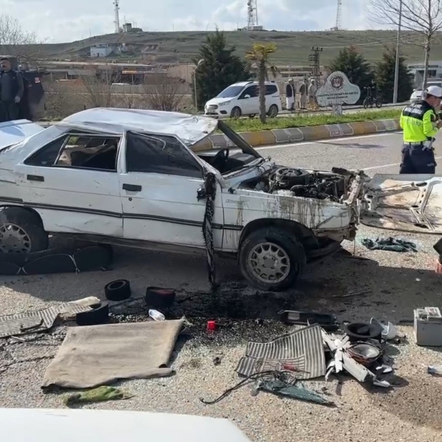 Şanlıurfa'da karşı şeride geçen otomobil ters döndü: 1'i ağır 3 yaralı