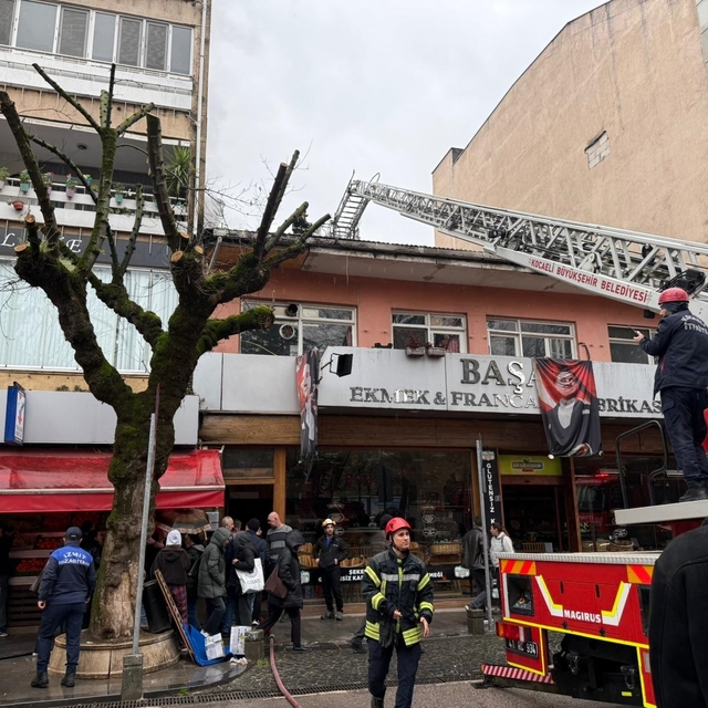 Fırın bacası tutuştu; 3 kişi dumandan etkilendi