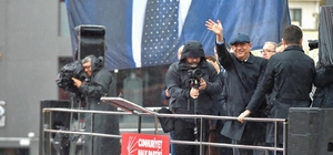 CHP Genel Başkanı Özel: "Ben milletimden utandım o görüntüler adına. Ben özür diyorum milletimden" "Özkan Yalım o görüntülerle ilgili ailesine karşı sorumludur, partimize kaşı sorumludur. Biz de Uşak halkına karşı sorumluyuz. O konuda sorumluluğumuz neyi gerektiriyorsa yaparız" CHP Genel Başkanı Özgür Özel, Çanakkale'de ‘Millet İradesine Sahip Çıkıyor' mitinginde konuştu