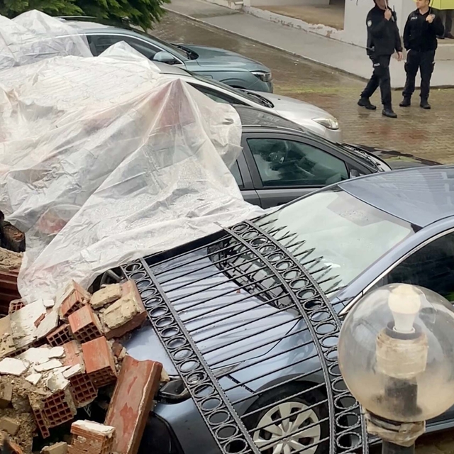 Aydın'da istinat duvarı çöktü; 4 otomobil hasar gördü