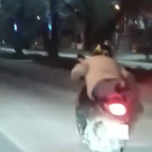 Motosiklet sürücüsünün trafikte tehlikeli anları kamerada