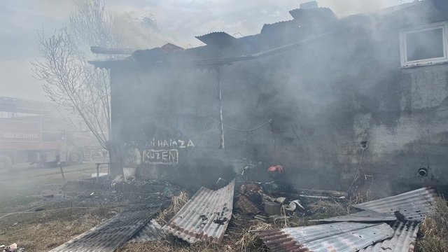 Iğdır'da çıkan yangında ev küle döndü