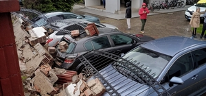 Aşırı yağış istinat duvarını yıktı: 5 araç zarar gördü