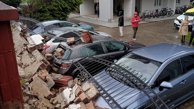 Aşırı yağış istinat duvarını yıktı: 5 araç zarar gördü