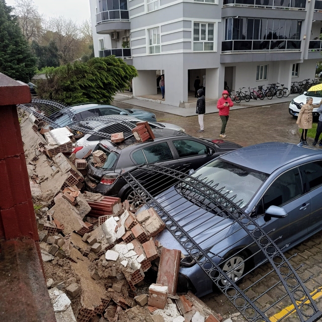 Aşırı yağış istinat duvarını yıktı: 5 araç zarar gördü