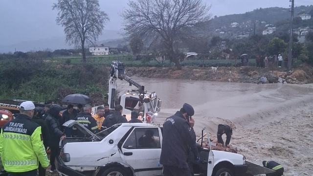 Muğla'da otomobil sel sularına kapıldı: 1 ölü, 1 yaralı