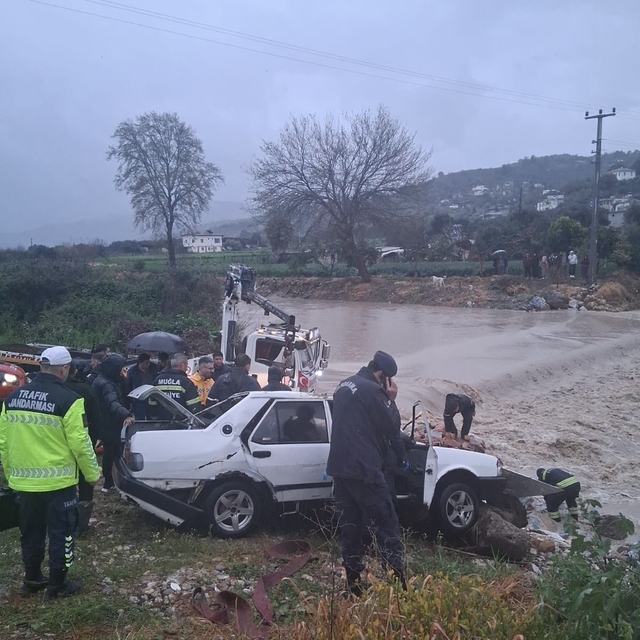 Muğla'da otomobil sel sularına kapıldı: 1 ölü, 1 yaralı