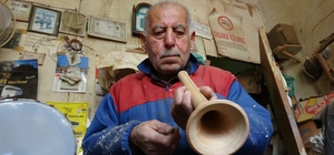 Eğlencelerin simgesi zurnayı 55 yıldır ağaçlara şekil vererek üretiyor 55 yıldır ağaçlara şekil verip zurna yapıyor