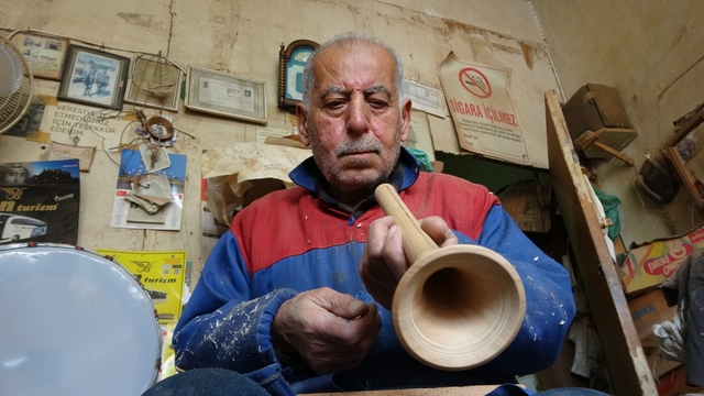 Eğlencelerin simgesi zurnayı 55 yıldır ağaçlara şekil vererek üretiyor
55 yıldır ağaçlara şekil verip zurna yapıyor