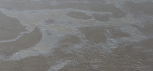 Cizre'de boru hattındaki sızıntı nedeniyle petrol Dicle Nehrine karıştı, ekipler arızayı giderdi