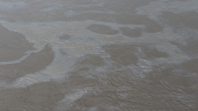 Cizre'de boru hattındaki sızıntı nedeniyle petrol Dicle Nehrine karıştı, ekipler arızayı giderdi