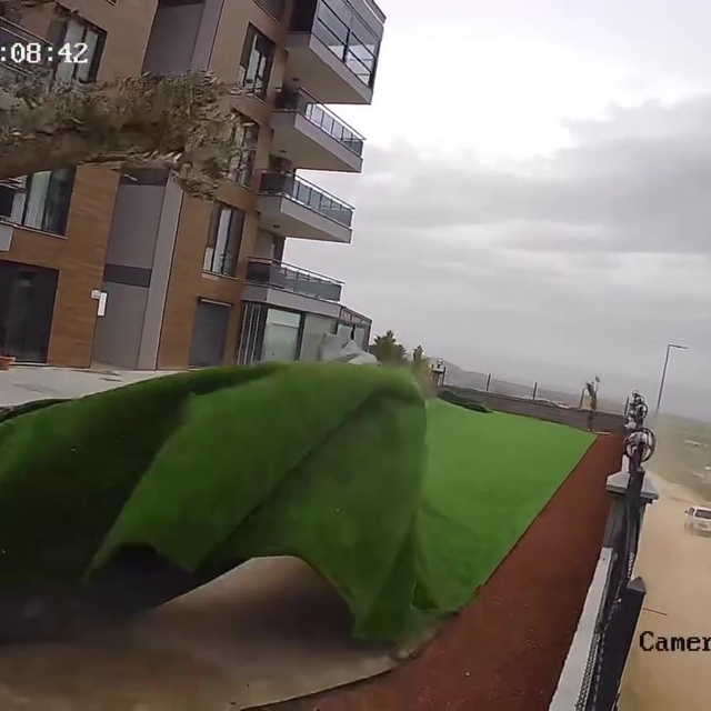 Denizli'deki fırtınadan Necati ve Saykolar grubunun bas gitaristi de etkile...