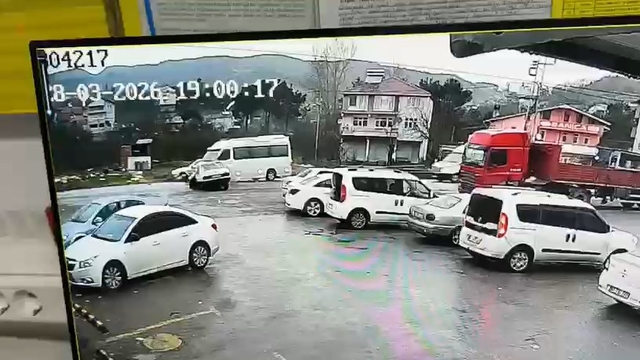 Servis minibüsü ile otomobil çarpıştı: 7 yaralı