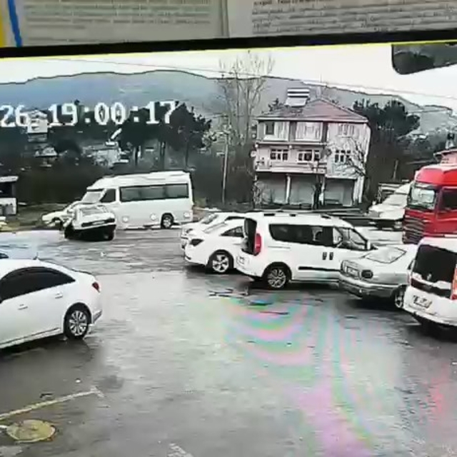 Servis minibüsü ile otomobil çarpıştı: 7 yaralı