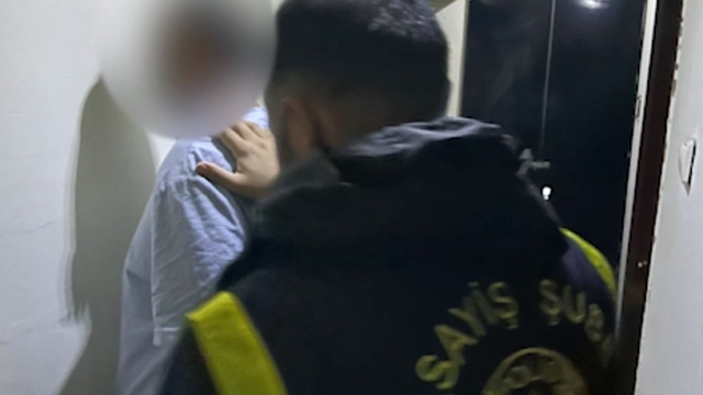 Yabancı turistlerin kredi kartlarını kötü amaçlı kullanan 4 şüpheli yakalandı