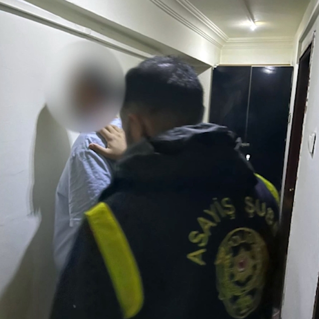 Yabancı turistlerin kredi kartlarını kötü amaçlı kullanan 4 şüpheli yakalan...