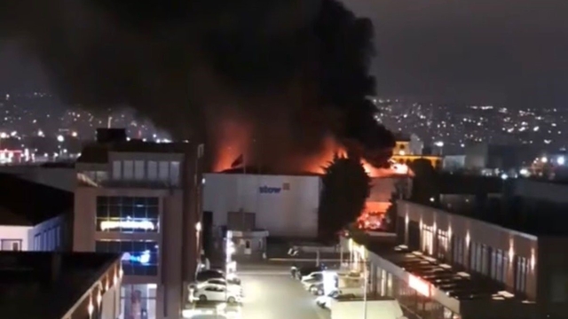 Raf imalatı yapılan fabrika alevlere teslim oldu