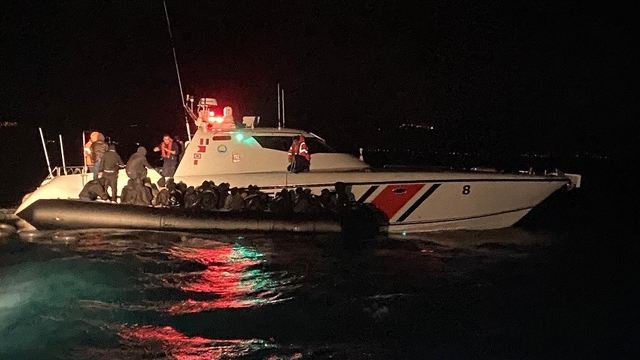 Ayvalık'ta motoru arızalanan botla denizde sürüklenen 39 göçmen kurtarıldı