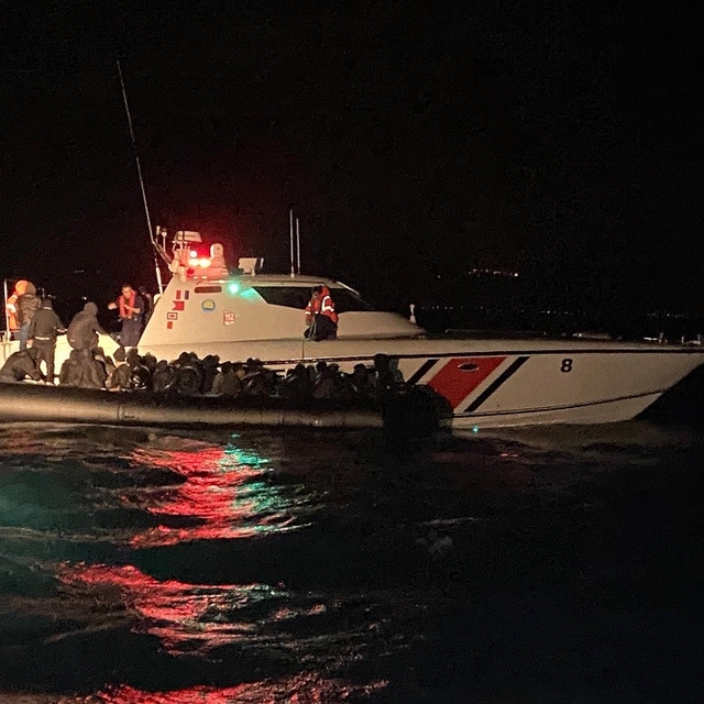 Ayvalık'ta motoru arızalanan botla denizde sürüklenen 39 göçmen kurtarıldı