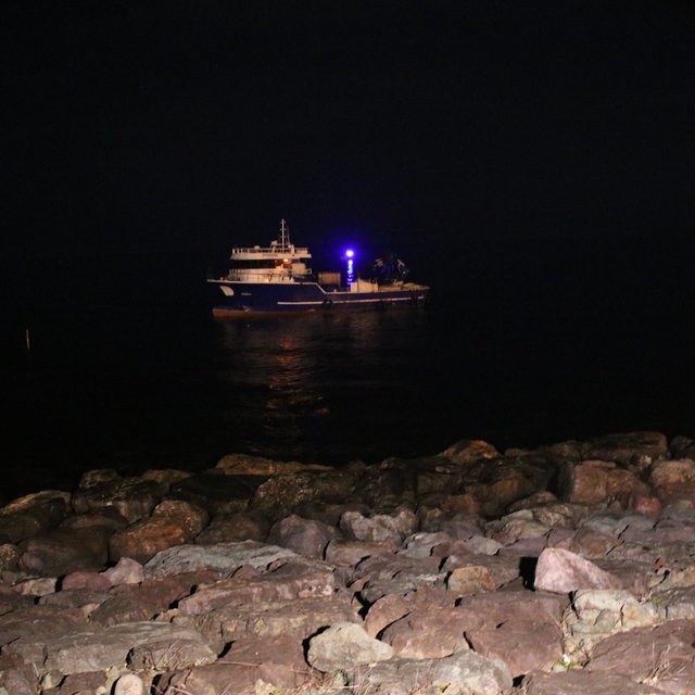 Rize'de kafes balıkçılığında kullanılan balıkçı motoru karaya oturdu