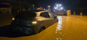 Manisa’da sağanak; araçlar yolda mahsur kaldı
