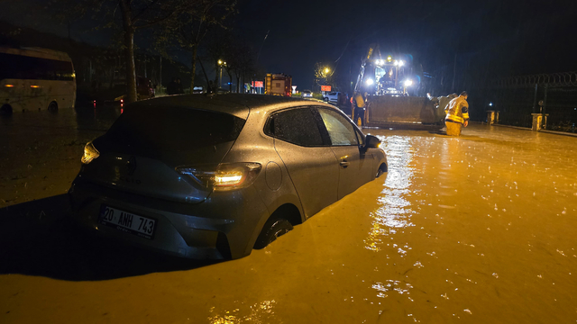 Manisa'da sağanak; araçlar yolda mahsur kaldı